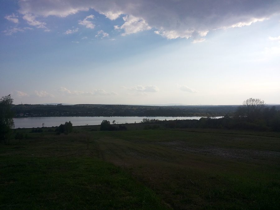 Widok przy zalewie na Góry Świętokrzyskie