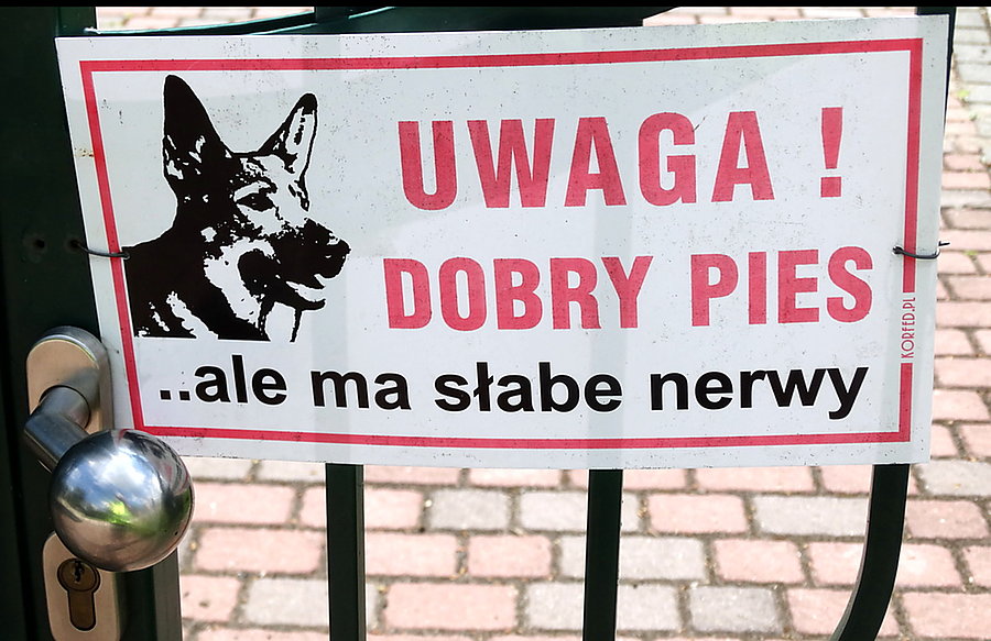 Żartobliwe ostrzeżenie na furtce domu w Barnisławiu