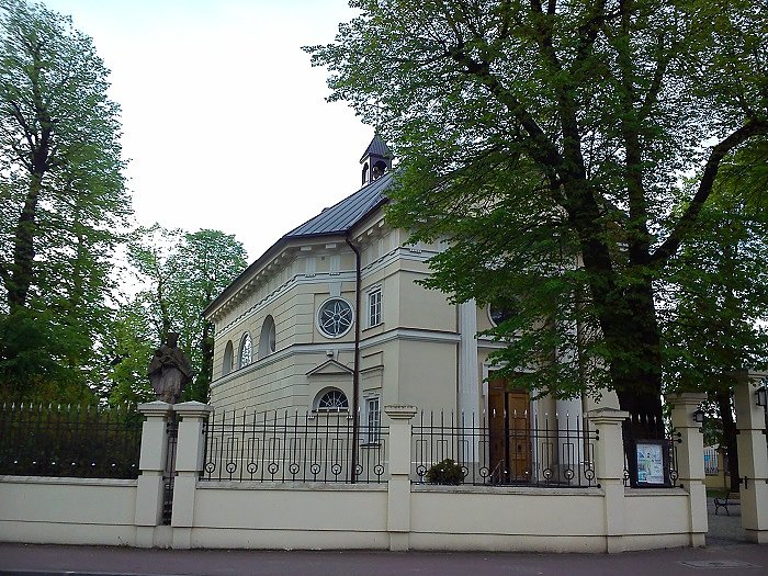Pierwszy przystanek przy kościele w Nadarzynie, to jeden z zaległych Nepomucenów, widoczny jest po lewej stronie na wysokim cokole