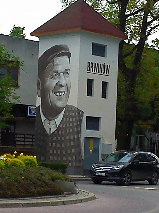 Przystanek drugi- Brwinów, głównie ze względu na kościół pw. św. Floriana, ale również w oczy rzucił się niebanalny mural