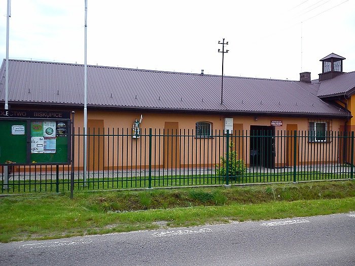 Przystanek nieplanowany - OSP w Biskupicach , na ścianie rzeźba patrona strażaków świętego Floriana. Panom strażakom również dziękuję za możliwość wejścia na teren podczas przygotowań do jakiejś zaplanowanej uroczystości