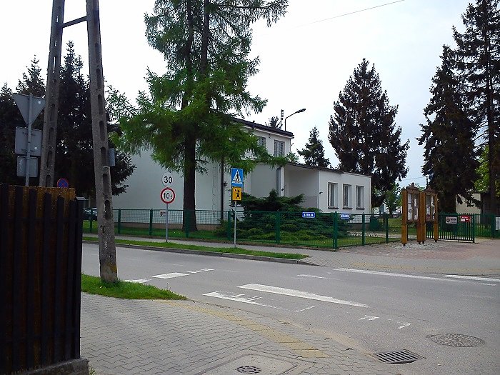 Skromy budynek urzędu gminy Kampinos , ale pani wójt o wielkim sercu. Serdecznie dziekuję i pozdrawiam