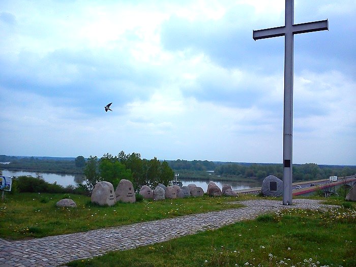 Jeden z najfajniejszych opunktów widokowych w Wyszogrodzie. Przynajmniej zadbany i czysty.. Trele ptaków głuszyły nawet huk transportu ciężarowego przetaczającego się po moście