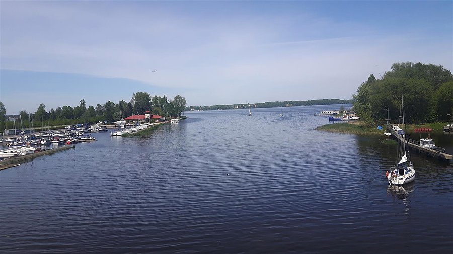 Most nad Kanałem Królewskim z widokiem na marinę