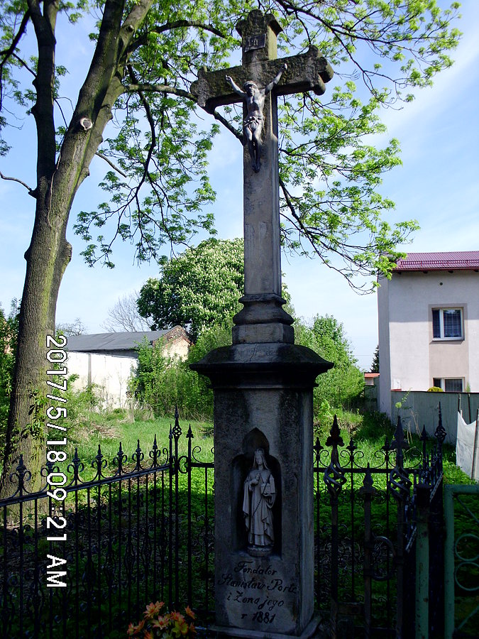 Kamienny krzyż przy ulicy Głównej w Maciejkowicach
