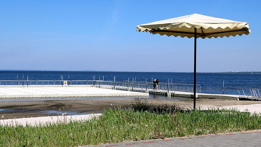 Mimo upału na plaży w Trzebieży jeszcze pusto