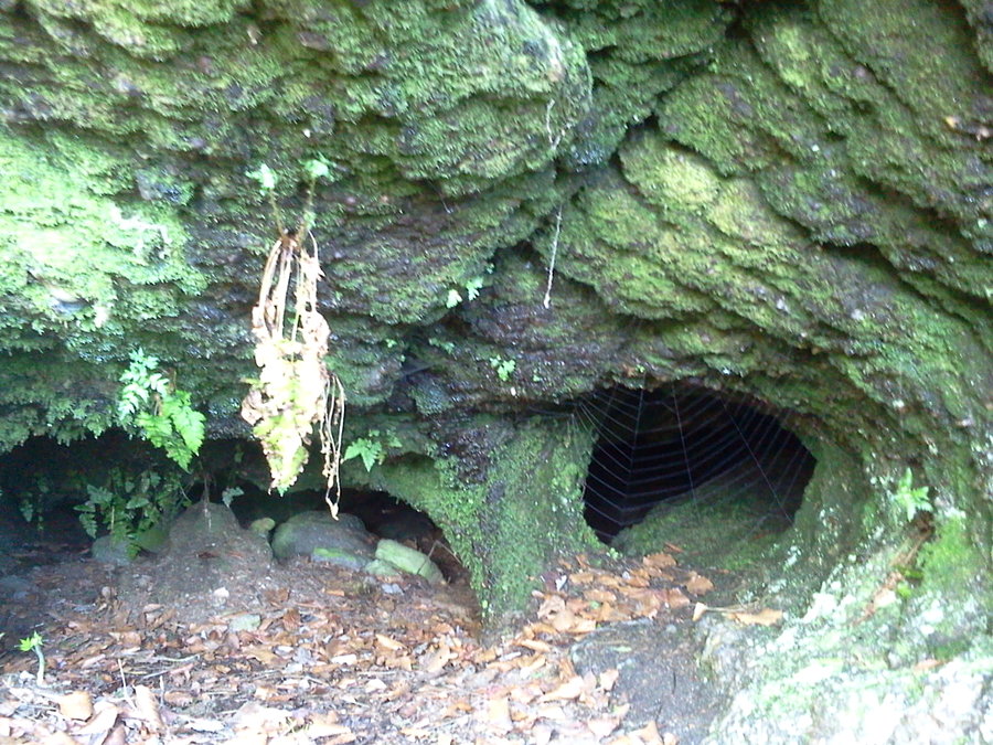 Jaskinia pod skałami