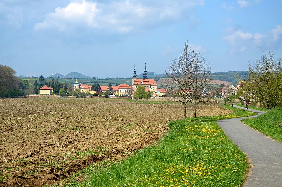 Droga rowerowa do Velehradu, tenże i Hrad Buchlov (w dali)