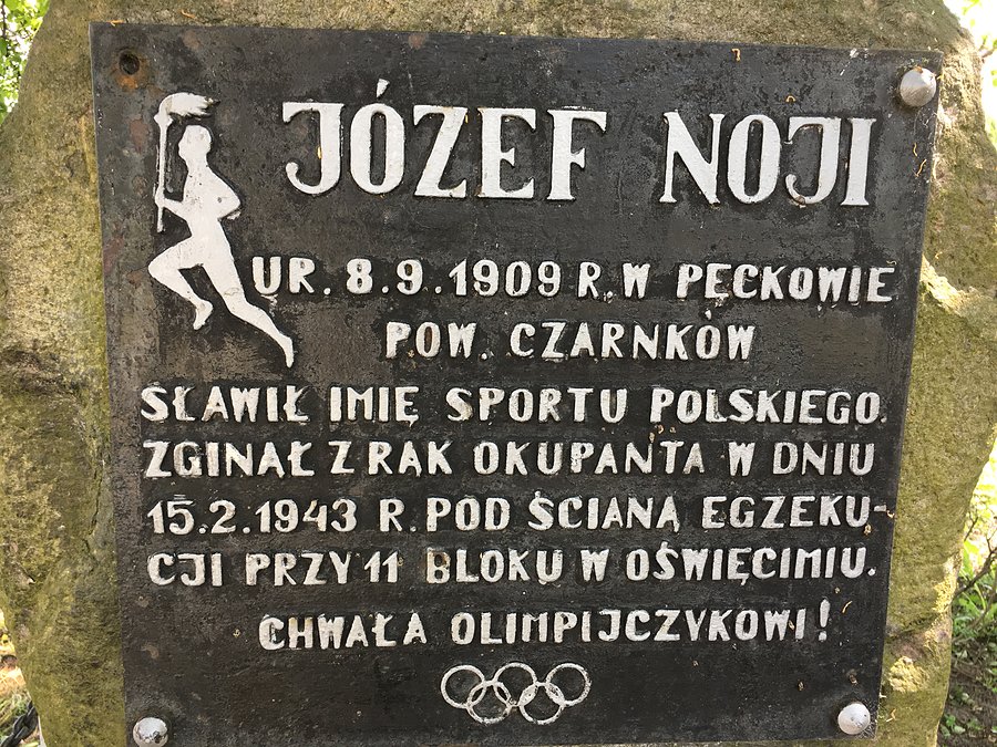Tablica na pomniku