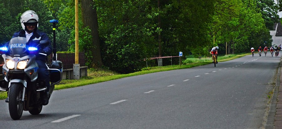 Kategoria Masters - zwycięzca ucieka przed goniącym go peletonem - 4 sekundy przewagi na mecie