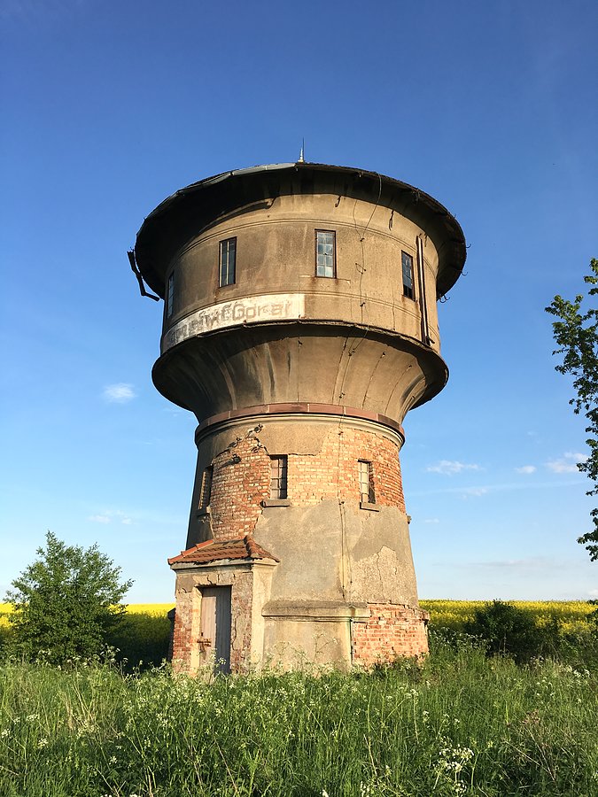 Kolejowa wieża ciśnień przy stacji Bzowo-Goraj