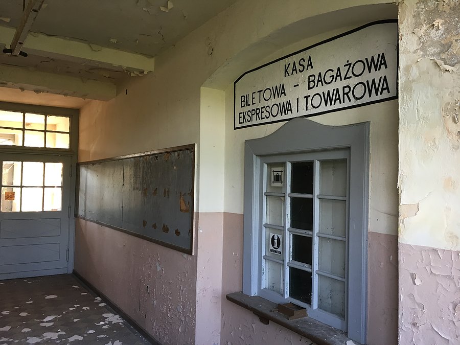 Wnętrze stacji kolejowej