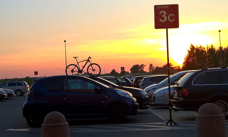 Wieczór na parkingu pod Auchan