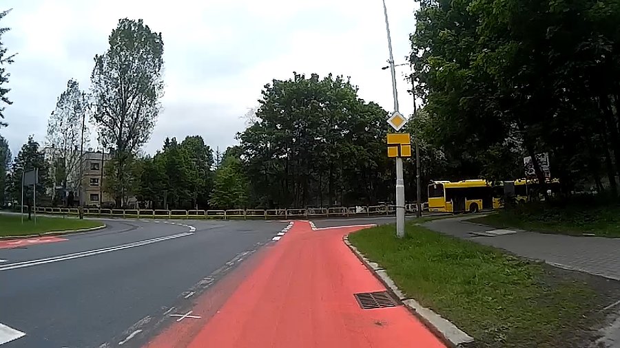 Nowe malowania, chyba poprawili przy okazji organizację ruchu