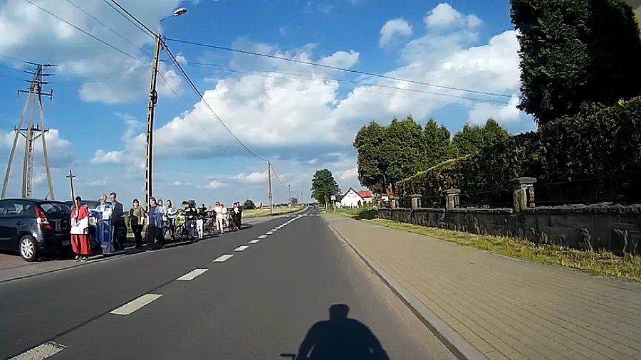 Jakaś spóźniona procesja? A może próba... ?