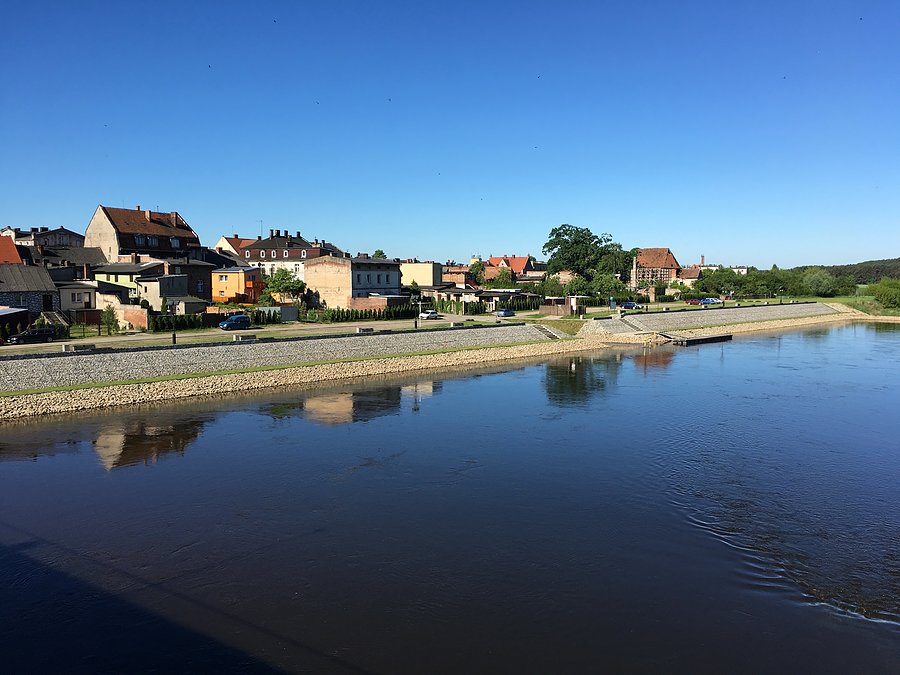 Widok na Wartę i bulwar w Sierakowie