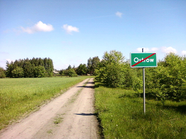 Tablica przy polnej drodze