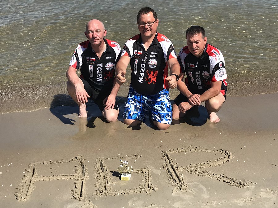 Agr i złoty rowerek na plaży