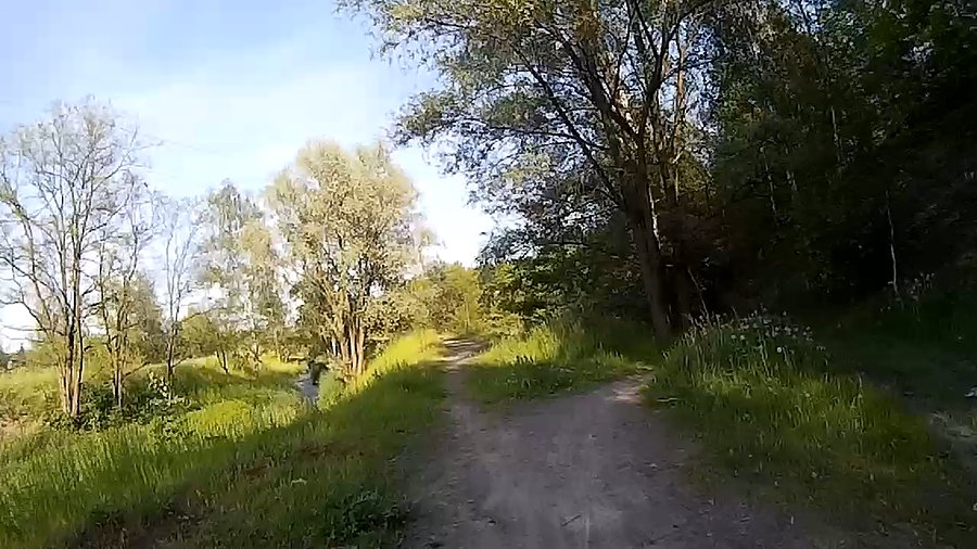 Ścieżka przy nasypie kolejowym