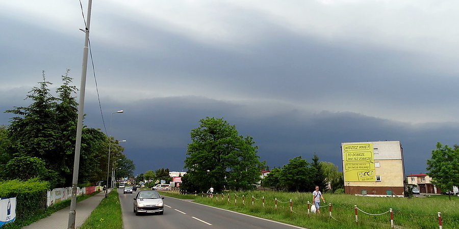 Mierzyn i granatowe chmury przed burzą