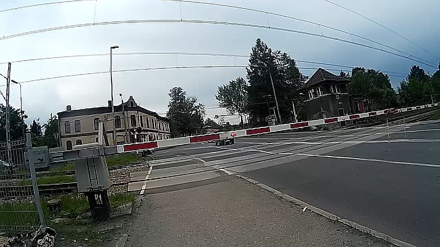 Zamknięty przejazd z od zachodu idzie burza