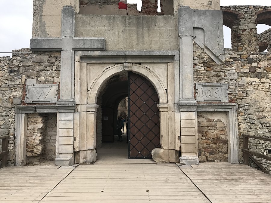 Główna brama z herbem