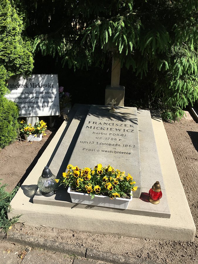 Przy kościele spoczywa Franciszek Mickiewicz, brat Adama Mickiewicza