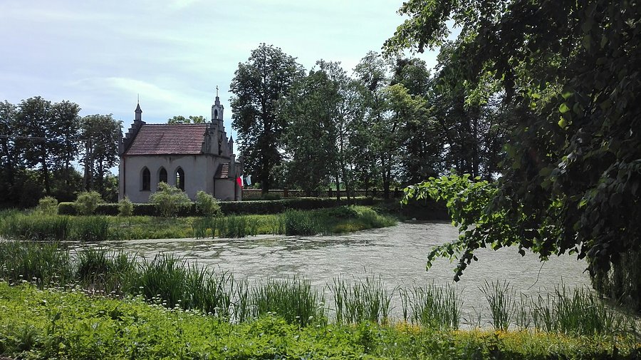 Dębieniec. Kaplica z 1864 roku na sztucznym półwyspie stawu