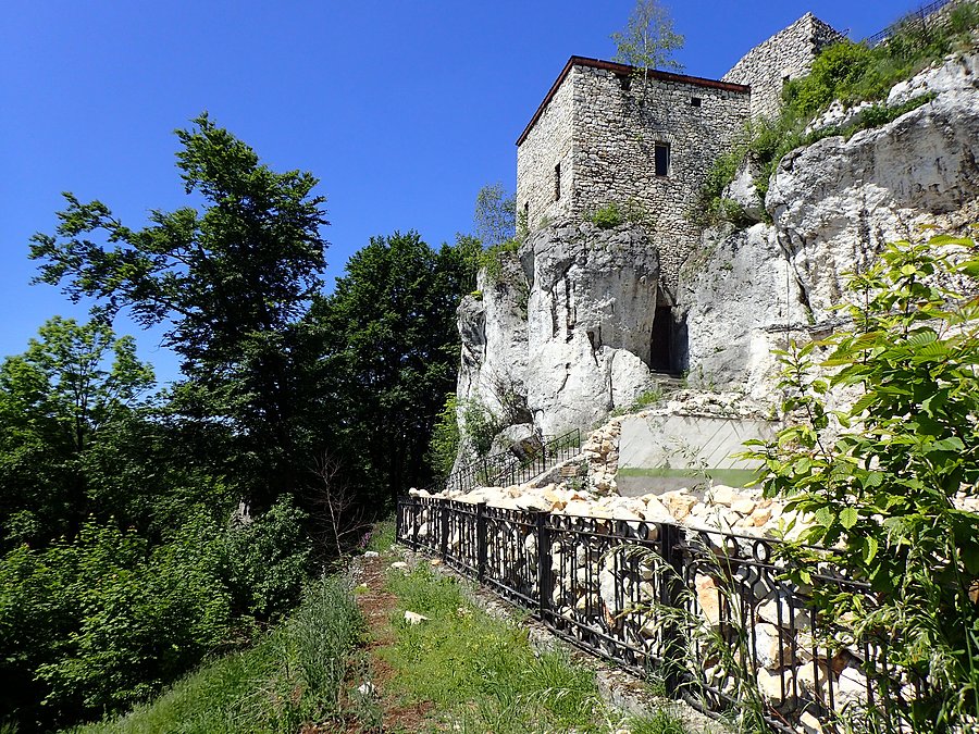 Na zamku Bąkowiec remont