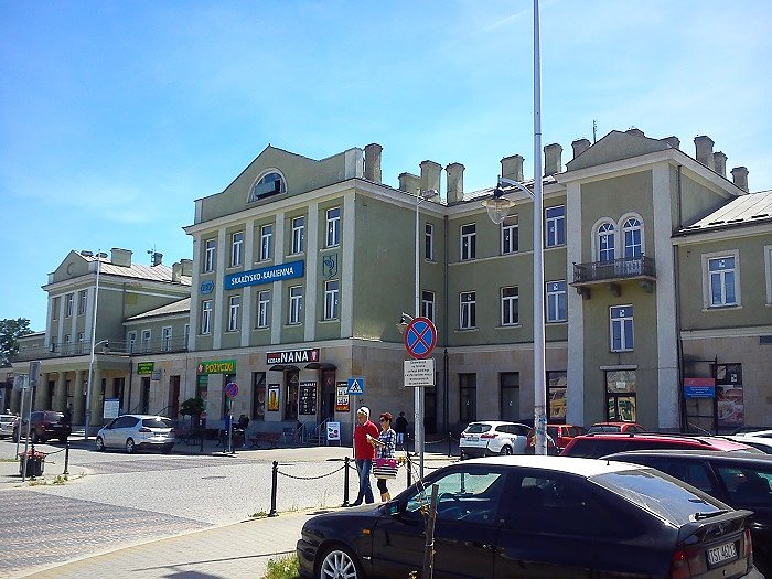Zabytkowy dworzec W Skarżysku Kamiennej- widok od miasta