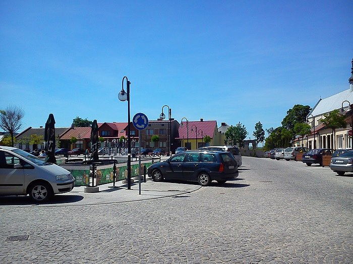 Bodzentyn rynek górny- tu można znaleźć pomnikową postać świętego Floriana