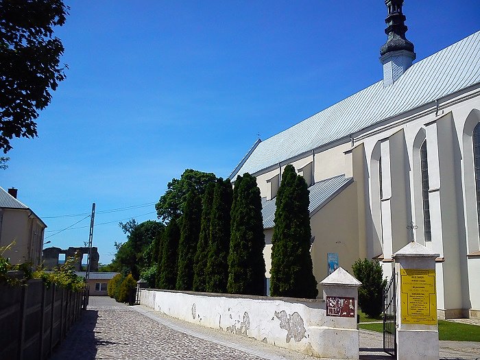 A jeszcze powyżej rynku górnego kościół pw. świętego Stanisława i w tle po lewej ruiny zamku biskupiego