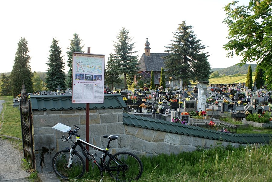 Przed cmentarzem w Maniowych z kaplicą drewnianą z 1722 r