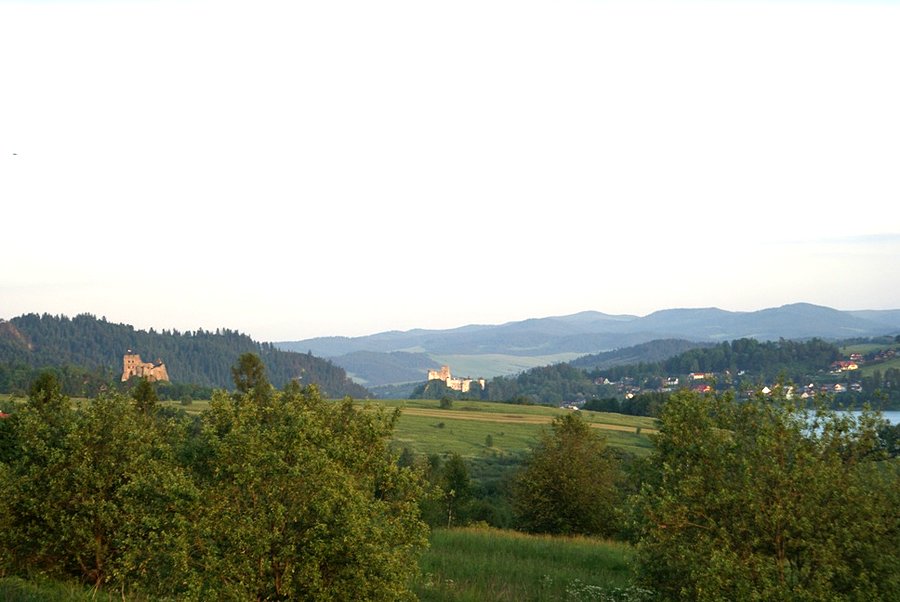 Po lewej zamek Czorsztyn z XIVw., po prawej zamek Dunajec w Niedzicy z XVw