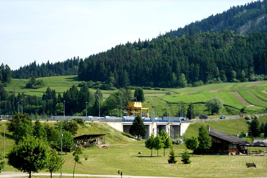 Widok na tamę w Sromowcach Wyżnych