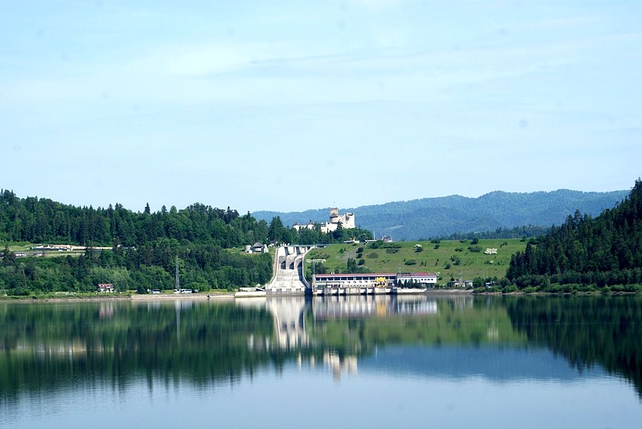 Widok na tamę i zamek w Niedzicy
