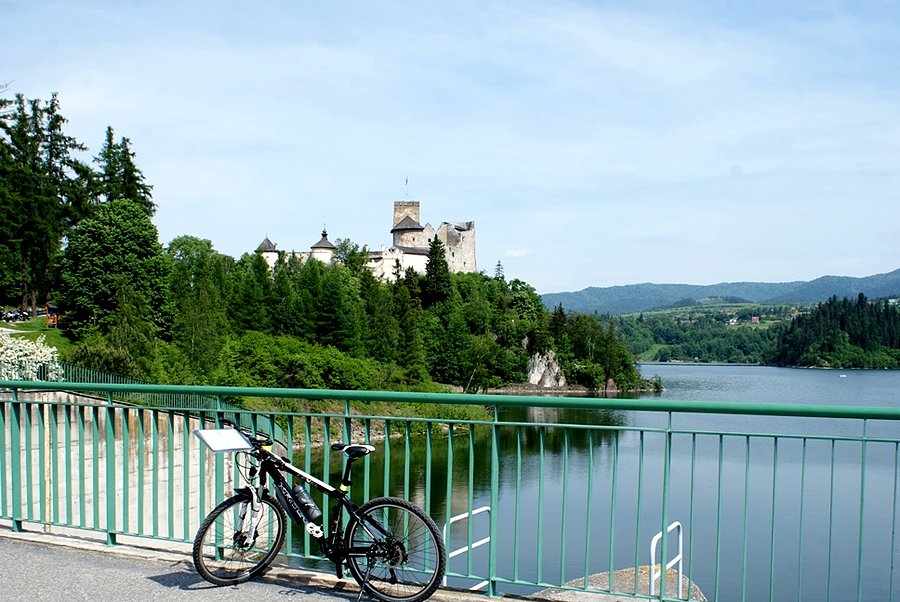 Widok z górnej tamy na zamek Dunajec w Niedzicy-Zamek z XVw