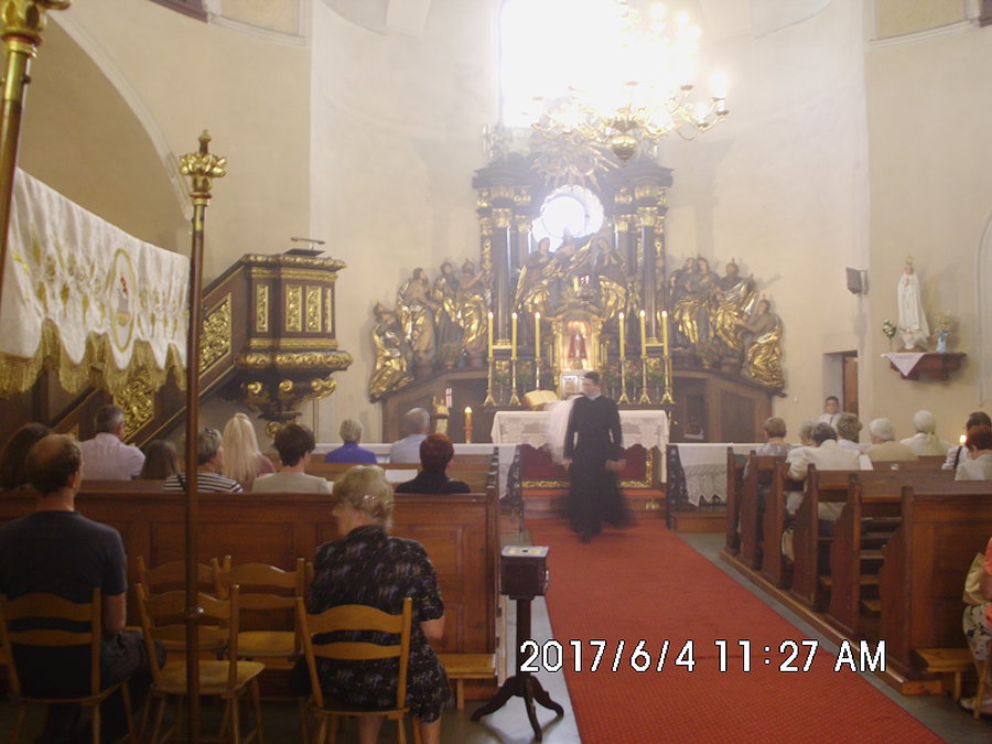 Wnętrze kościoła pod wezwaniem Świętego Ducha w Bytomiu po Mszy Świętej w dniu odpustu