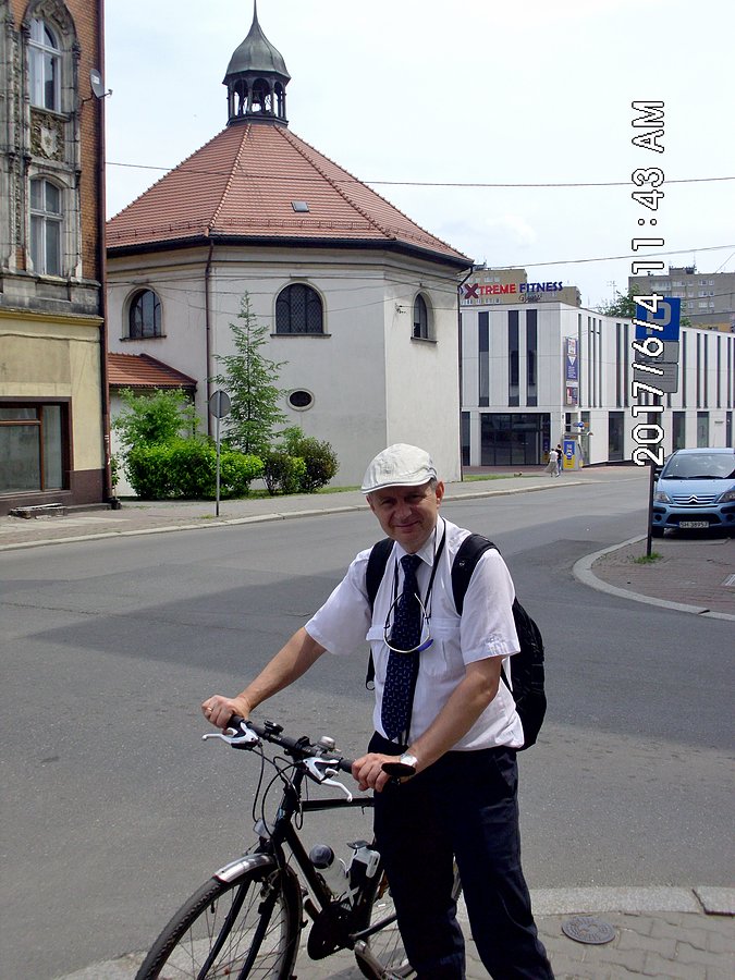 Z Kościołem pod wezwaniem Ducha Świętego w Bytomiu w tle