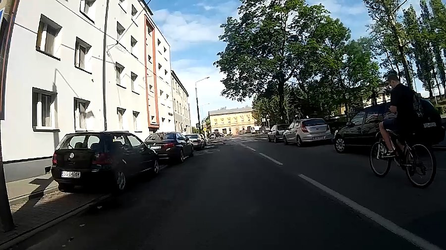 Debil na rowerze, jazda bez trzymanki z wpatrywaniem się w komórkę