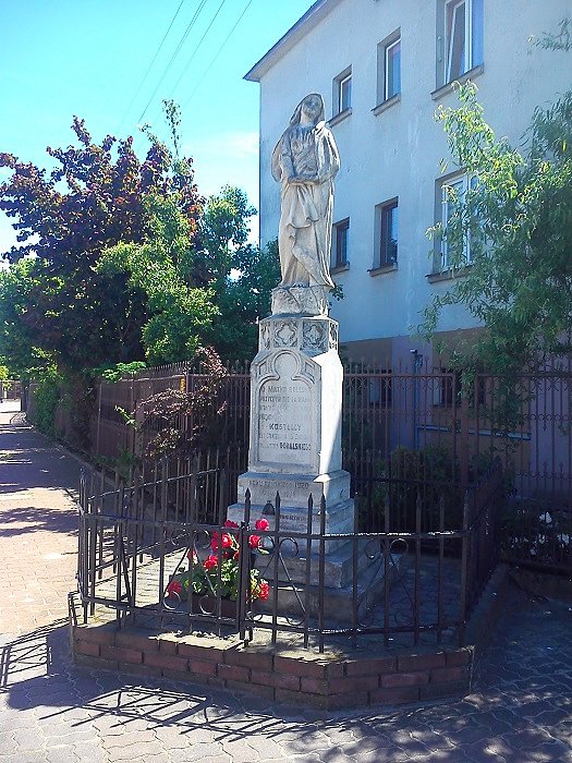 Matka Boska Bolesna - jedna z plenerowych rzeźb w Jedlińsku