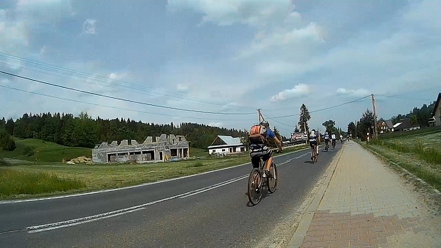 Kilkoro nas jest