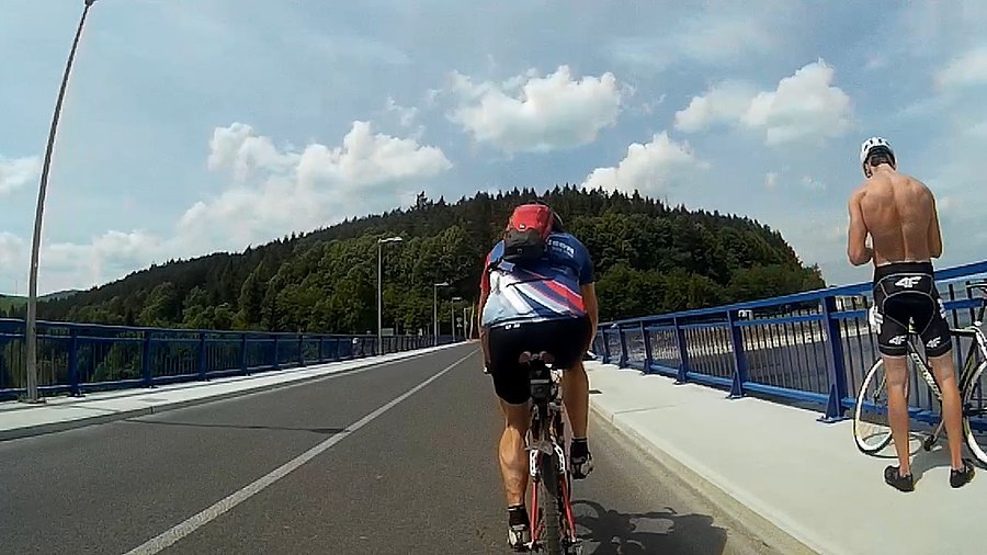 Szybki przejazd przez tamę