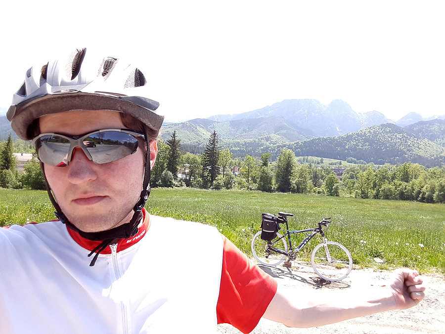 Rowerzysta co zgrywa twardziela ;)