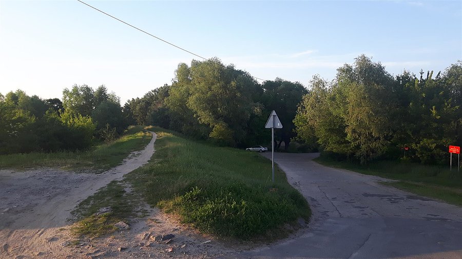 Ścieżka terenowa na wale i zjazd do przystani po płytach