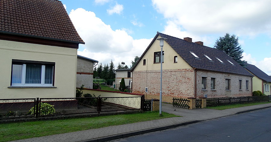 Uliczka w Blankensee, w głębi bocianie gniazdo