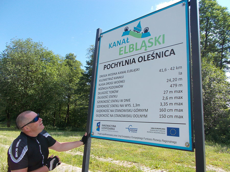 Krzywy studiuje planszę informacyjną