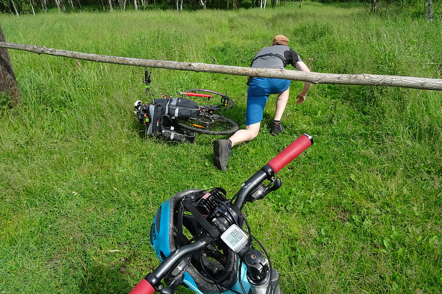 Zmagania z elektrycznymi pastuchami umilały czas pomiędzy kolejnymi przeprawami przez rowy melioracyjne
