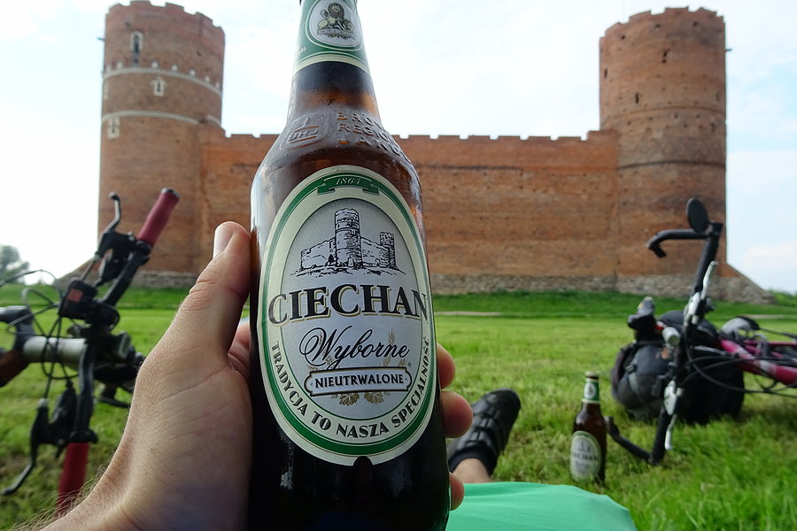 Ciechan osuszony na łące pod zamkiem w Ciechanowie