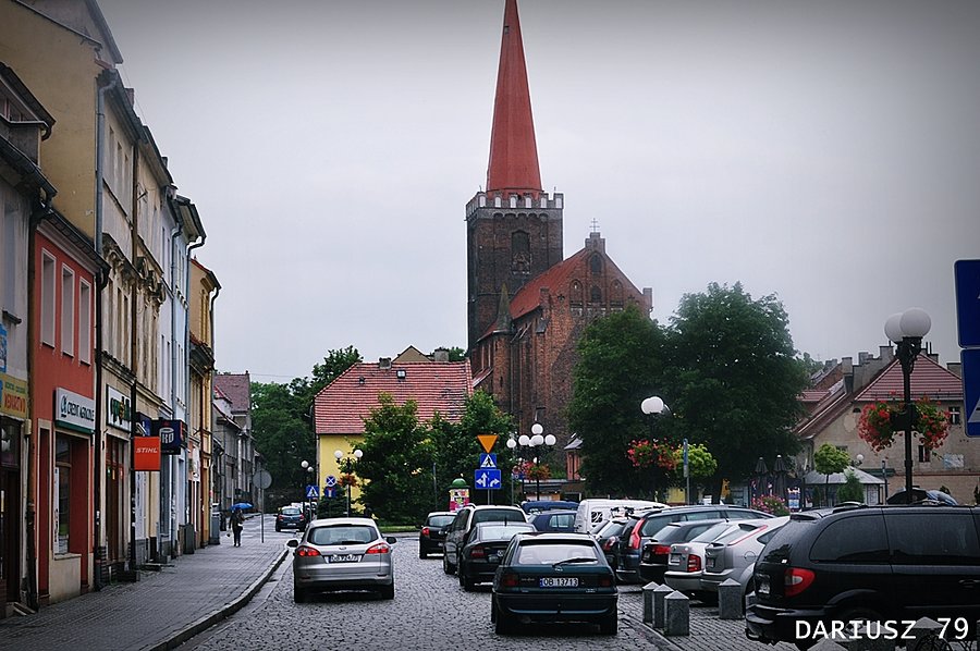 Gródków - Rynek w tle Kościół pw. św. Michała Archanioła
